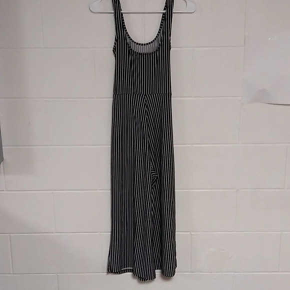 CHARLOTTE RUSSE WIDE LEG CROP, STRETCHY, SCOOPNECK, SLEEVLESS JUMPSUIT - Picture 3 of 7